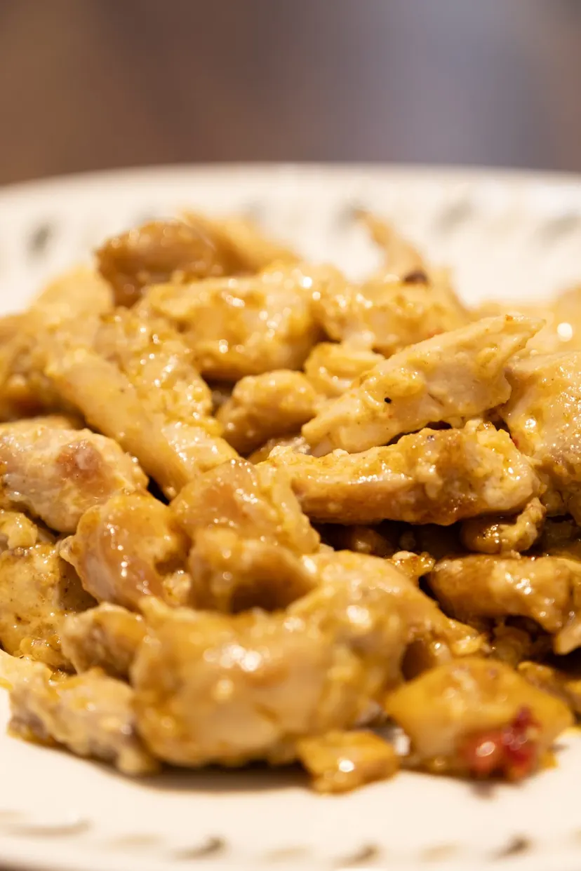 Creamy Chicken Sauté with Onions, cooked daily at Nezaf Ev Yemekleri in Nişantaşı, close-up