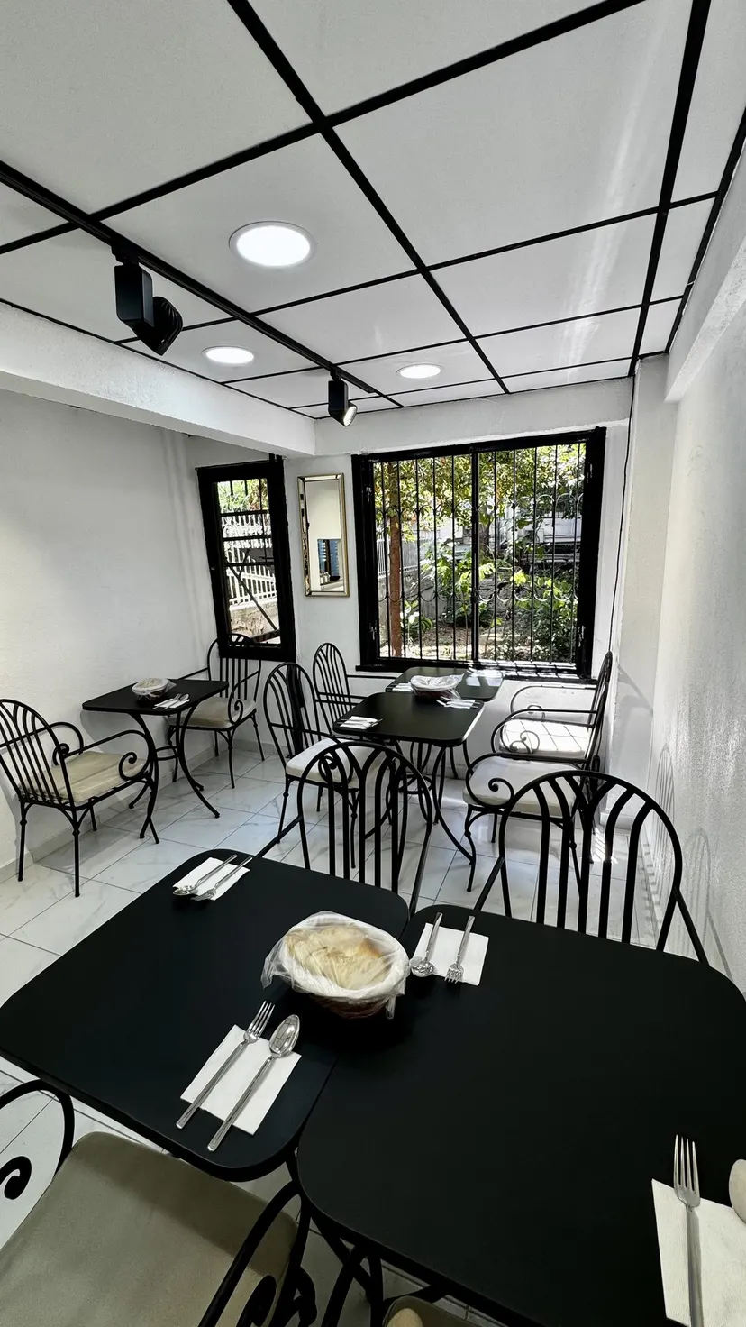 The dining room and tables looking onto the garden at Nezaf Ev Yemekleri in Nişantaşı