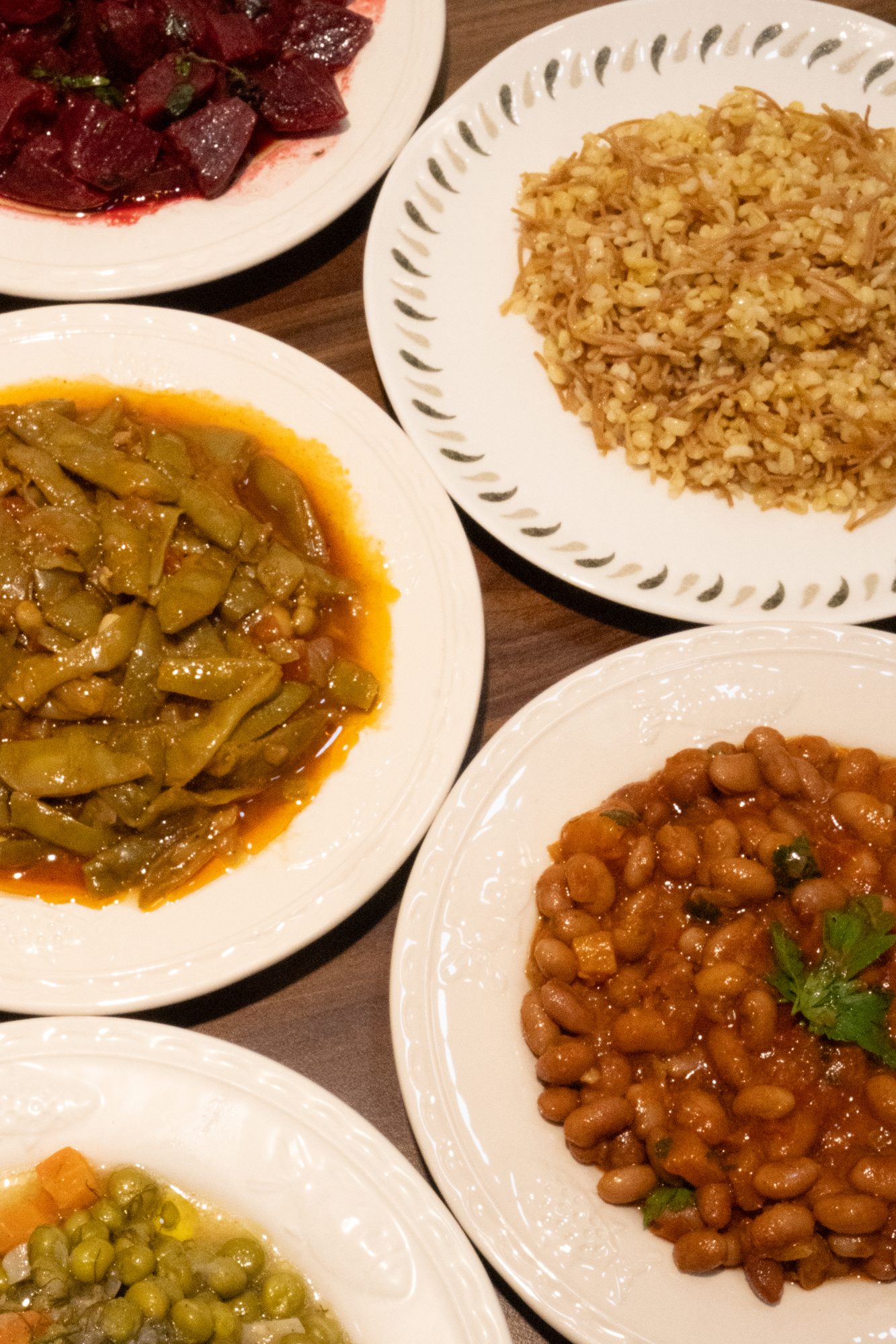 Nişantaşı'ndaki Nezaf Ev Yemekleri'nde kurulmuş sofra: barbunya, taze fasulye, pancar salatası ve bulgur pilavı
