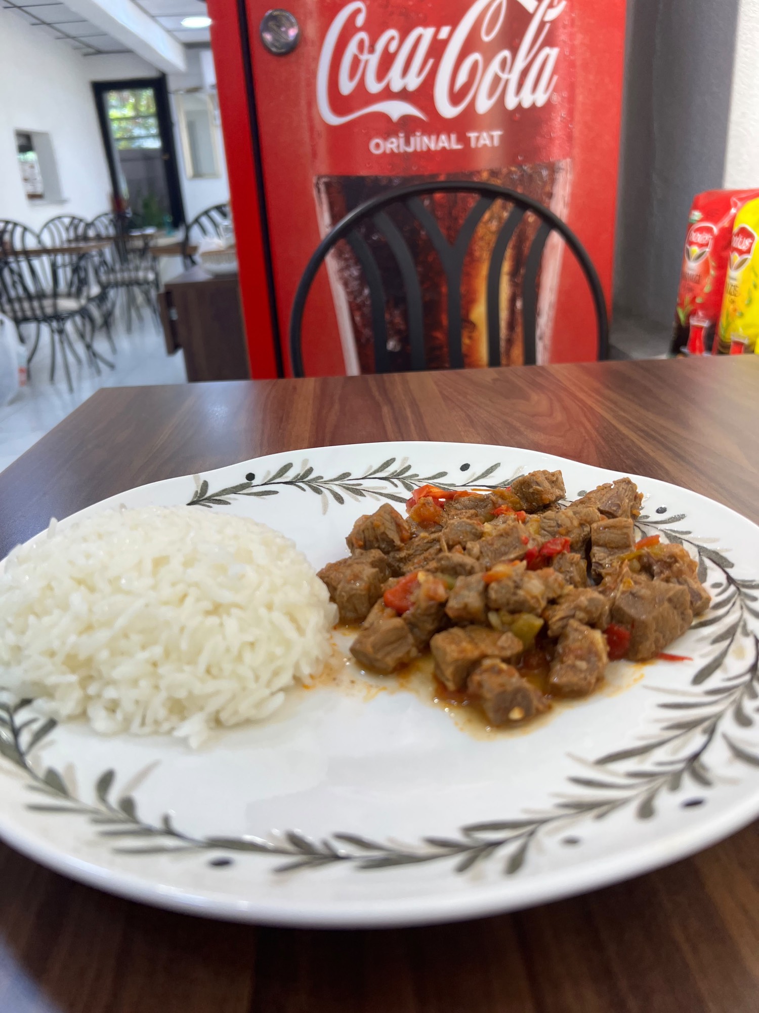 Nişantaşı'ndaki Nezaf Ev Yemekleri'nde günlük pişen tas kebabı ve pirinç pilavı, karşıdan çekim