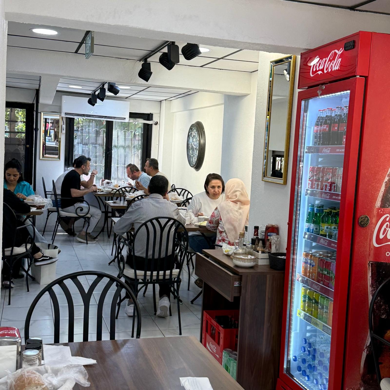 Nişantaşı'ndaki Nezaf Ev Yemekleri'nin salonunda öğle servisinde yemek yiyen misafirler