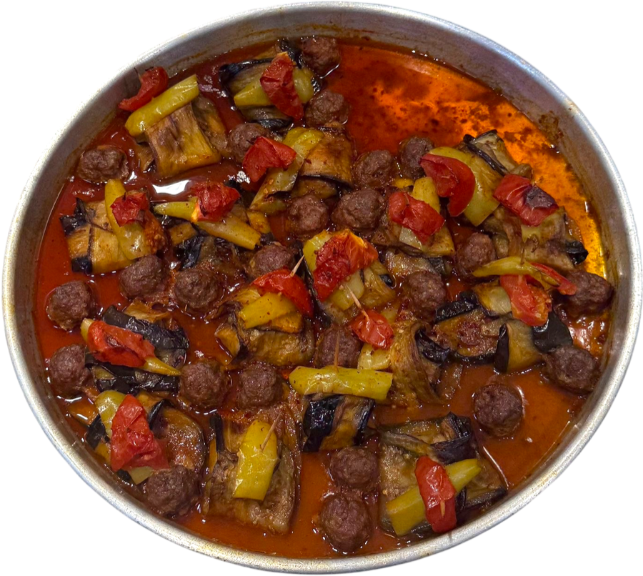 Nişantaşı'ndaki Nezaf Ev Yemekleri'nde günlük pişen patlıcan kebabı, fırından çıkmış tepsi hali